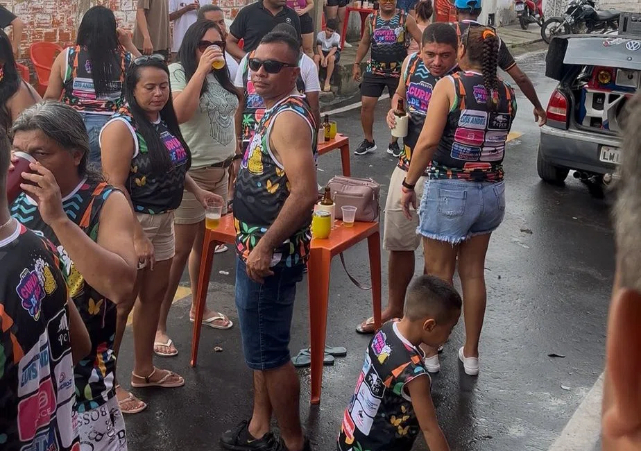 Foliões curtem bloquinho de carnaval no Dirceu II