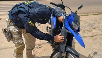 PRF apreende motocicleta com adulteração em Picos