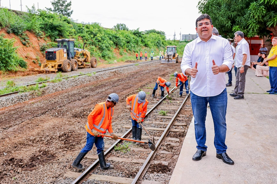 Rafael Fonteles durante vistoria nas obras de expansão do Metrô de Teresina