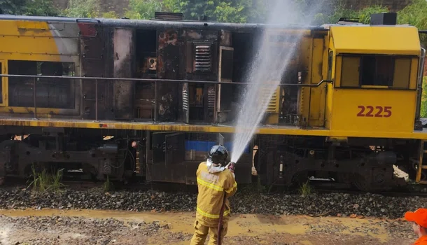 Locomotiva é atingida por incêndio em Teresina