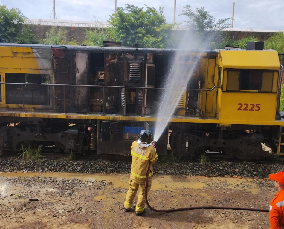 Locomotiva é atingida por incêndio em Teresina