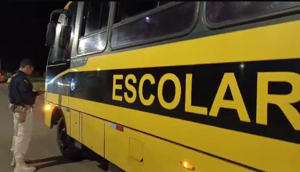 Transporte escolar com irregularidades apreendido pela PRF