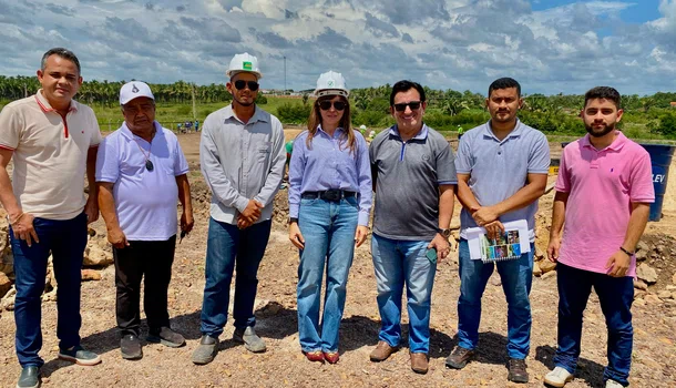 Visita da Prefeita Ivanária Sampaio em obra do IFPI em Esperantina