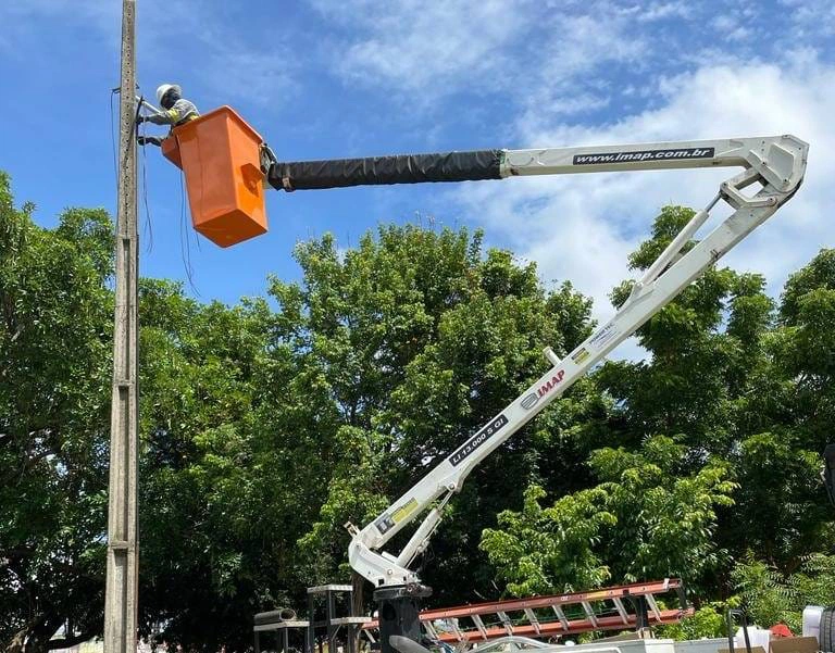 ETURB faz reparos na iluminação pública em várias regiões de Teresina