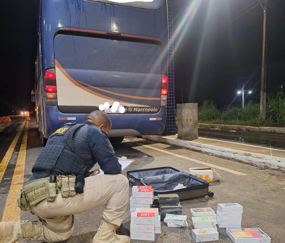 PRF apreende cigarros eletrônicos e diversos eletrônicos em ônibus na BR-230 em Floriano