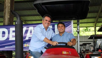Ciro Nogueira entrega tratores para municípios do Piauí