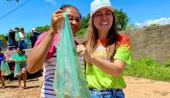Prefeita Ivanária Sampaio em ação social