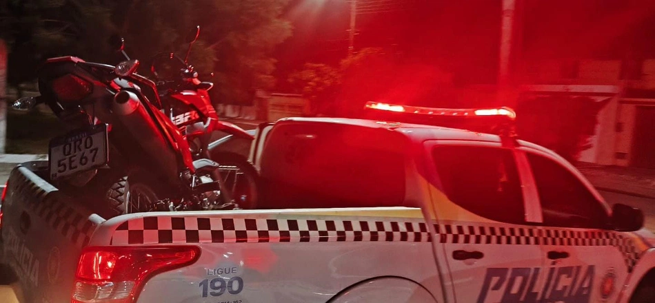 Motocicleta apreendida pela Polícia Militar