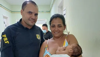 Agente da PRF salva bebê