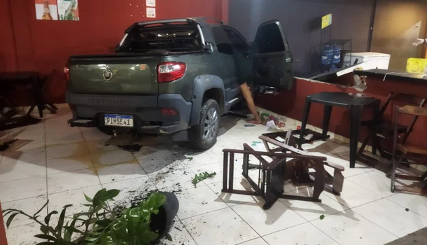 Carro invade loja de conveniência após motorista perder o controle em Teresina
