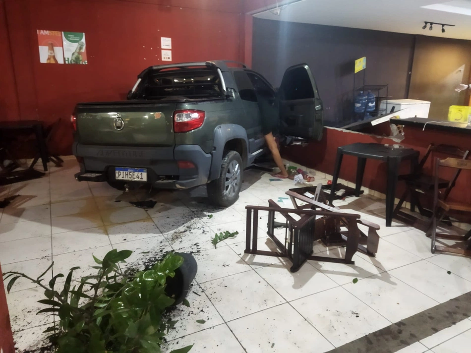 Carro invade loja de conveniência