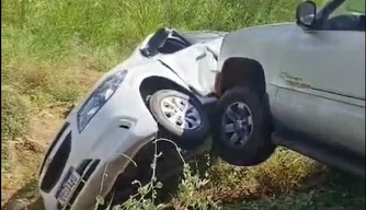 Carros são arremessados para fora da pista após colisão em Picos