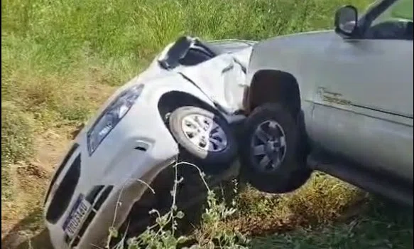 Carros são arremessados para fora da pista após colisão em Picos