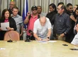 Sílvio Mendes assinando edital