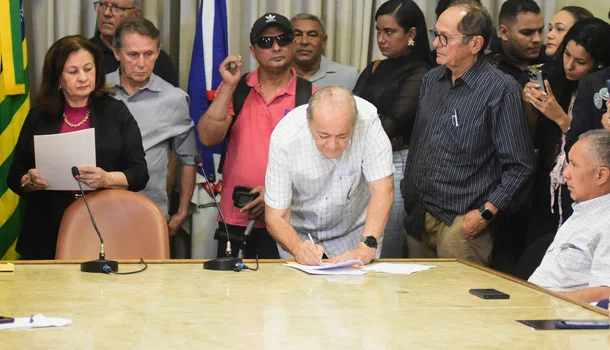 Sílvio Mendes assinando edital