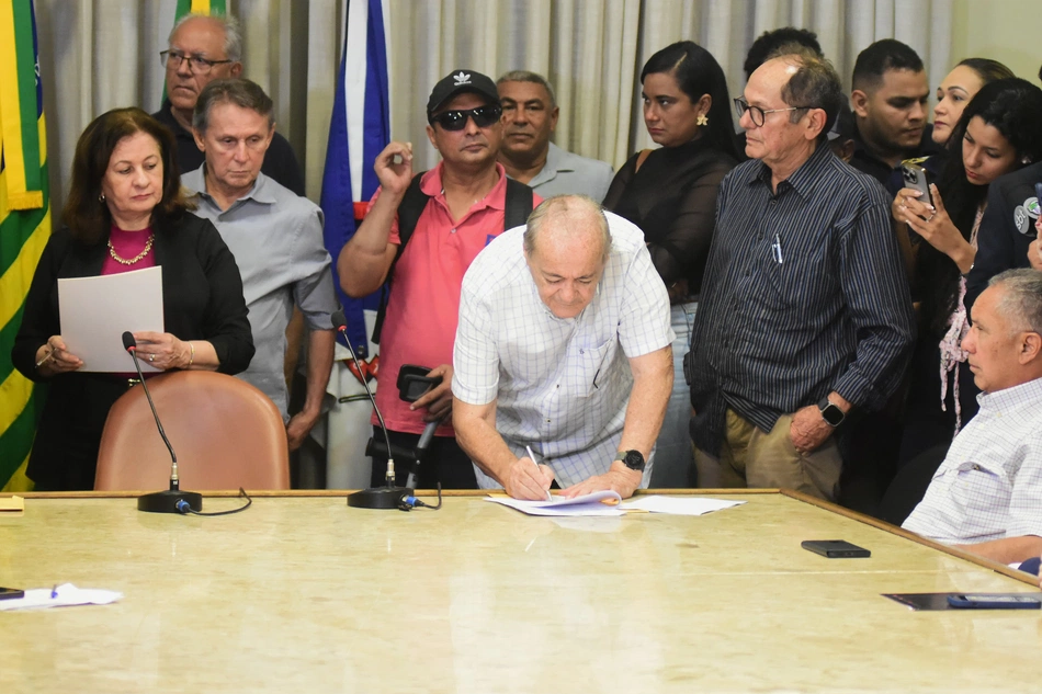 Sílvio Mendes assinando edital