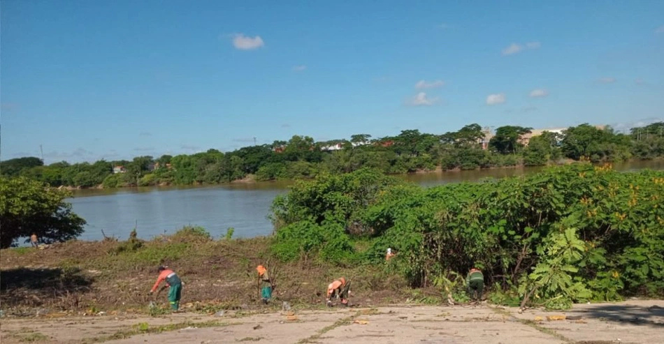 Trabalhos de limpeza no cais do Rio Paranaíba
