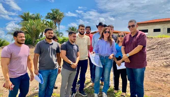 Equipes realizam visita técnica ao local onde o centro será construído
