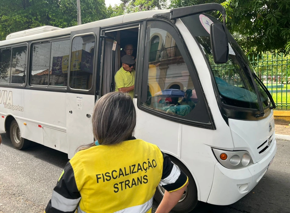 STRANS fiscalizando veículos cadastrados