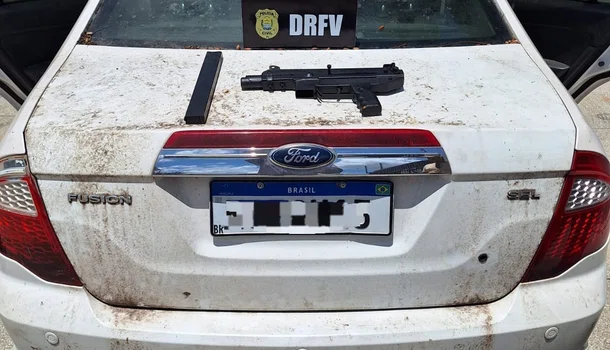 Carro e submetralhadora apreendidos