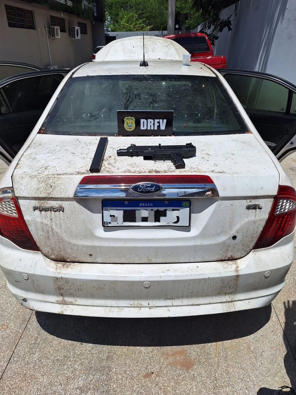 Carro e submetralhadora apreendidos