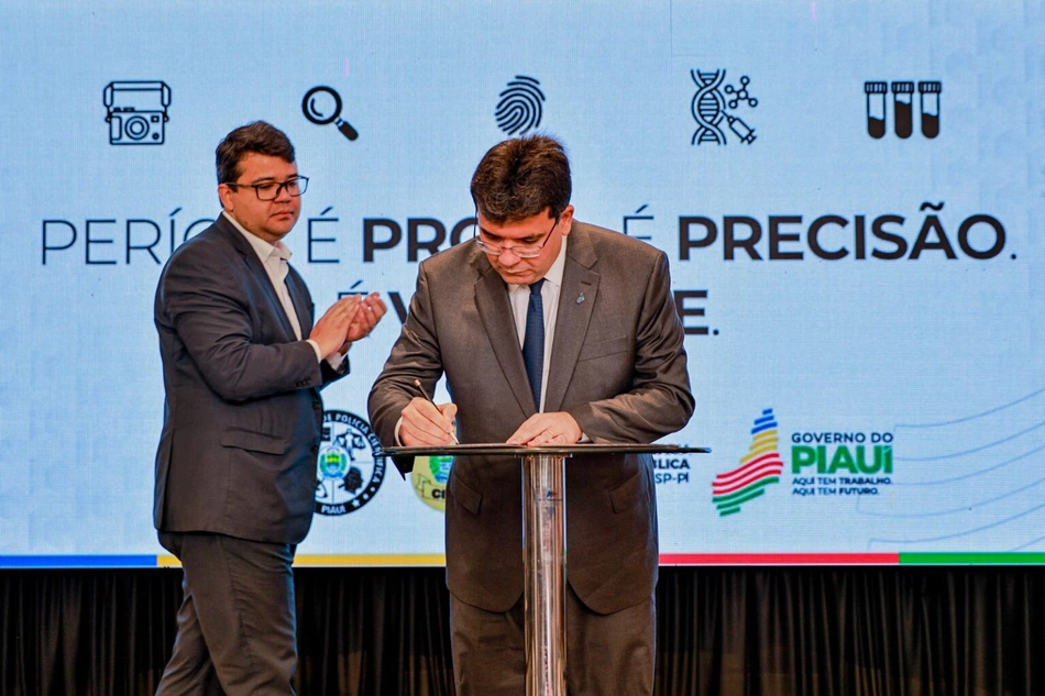 Rafael Fonteles aprova projeto de lei.