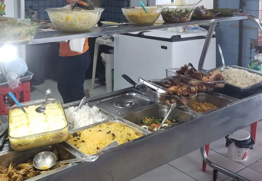 Praça de alimentação do shopping da cidade