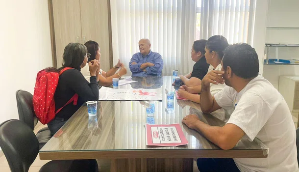 Presidente da FMS recebe manifestantes que reivindicam convocações de concursados