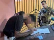 Homem preso por fazer grau atrás de viatura