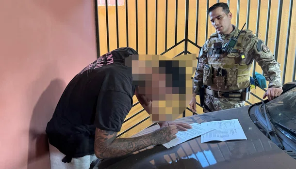 Homem preso por fazer grau atrás de viatura