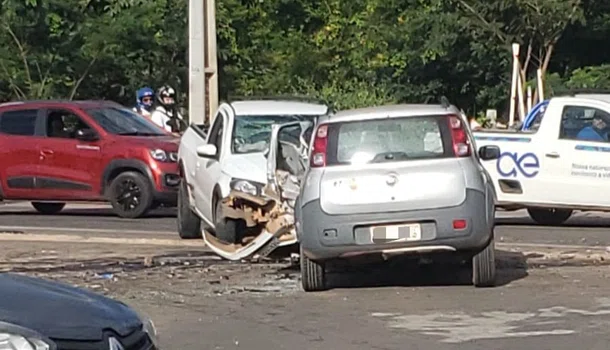 Colisão entre dois veículos deixa homem preso às ferragens.