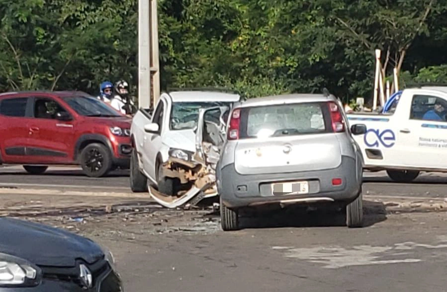 Colisão entre dois veículos deixa homem preso às ferragens.