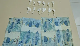 Trio é apreendido com drogas, motocicleta e dinheiro em espécie