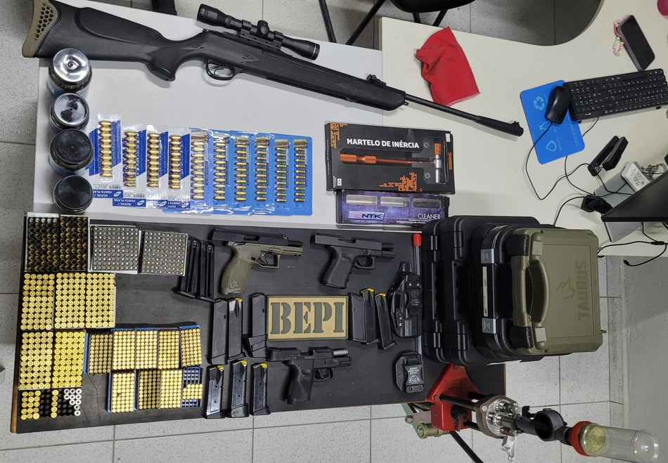 Arsenal de armas e munições apreendidos