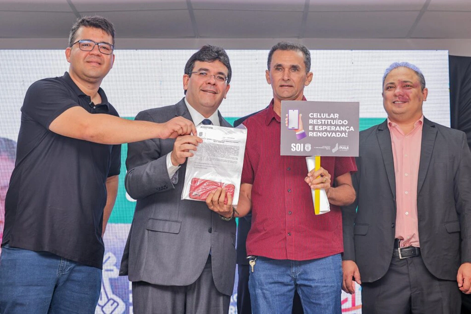 Solenidade entrega de aparelhos celulares