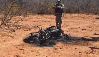 Vítima foi encontrada próximo de moto carbonizada