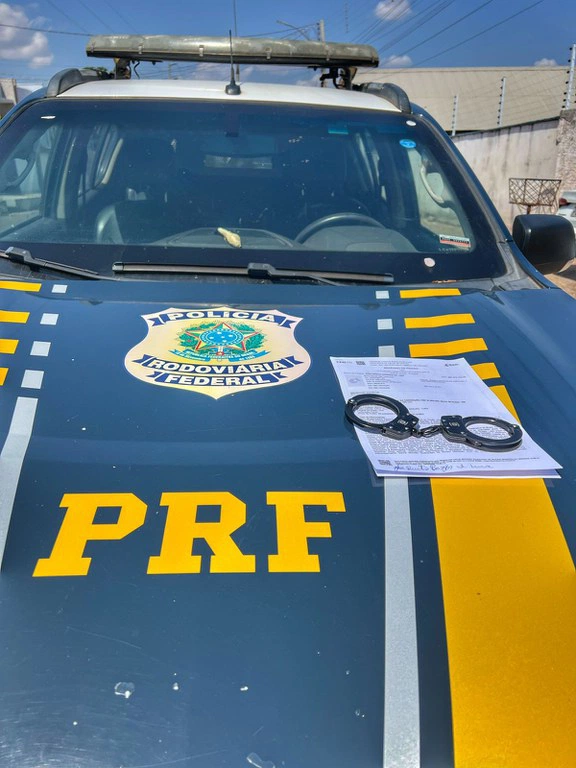 viatura da PRF e algema