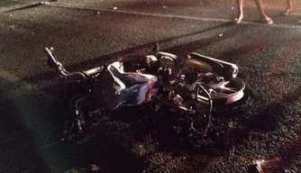 Motociclista morre carbonizado após colisão com caçamba em José de Freitas