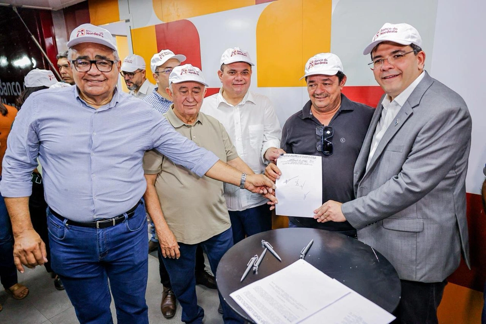 Governador Rafael Fonteles assina novos contratos durante Expoapi