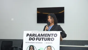 Jovem participa de simulação de debate político