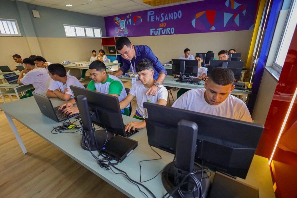 sala d aula de informatica computadores alunos ceti tempo integral seduc