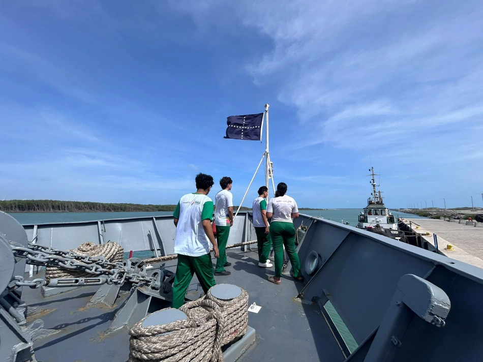 Estudantes da Escola do Mar visitam Navio-Patrulha