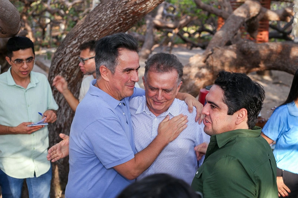 Senador Ciro Nogueira durante inauguração de ponto turístico em Cajueiro da Praia