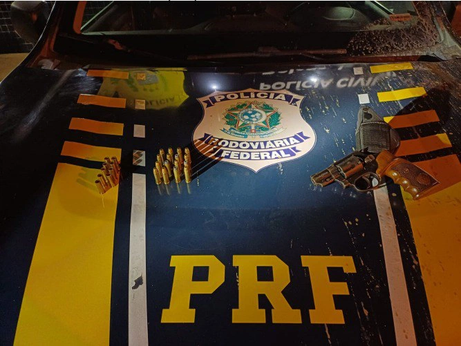 Arma e munições apreendidas