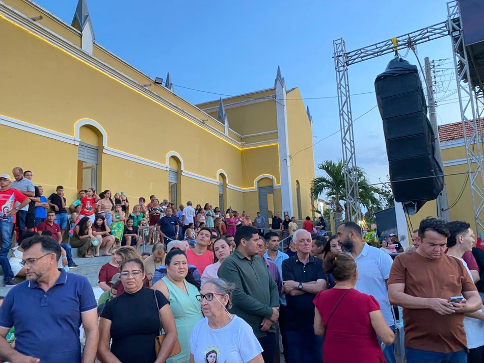 Ivanária Sampaio prestigia encerramento dos festejos de Santa Luzia em Luzilândia