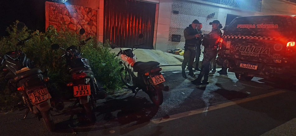 Três motocicletas são recuperadas e um simulacro de arma de fogo foi apreendido