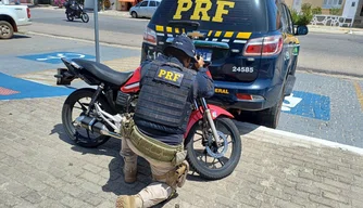 PRF recupera motocicleta com registro de roubo e sinais de adulteração em Parnaíba