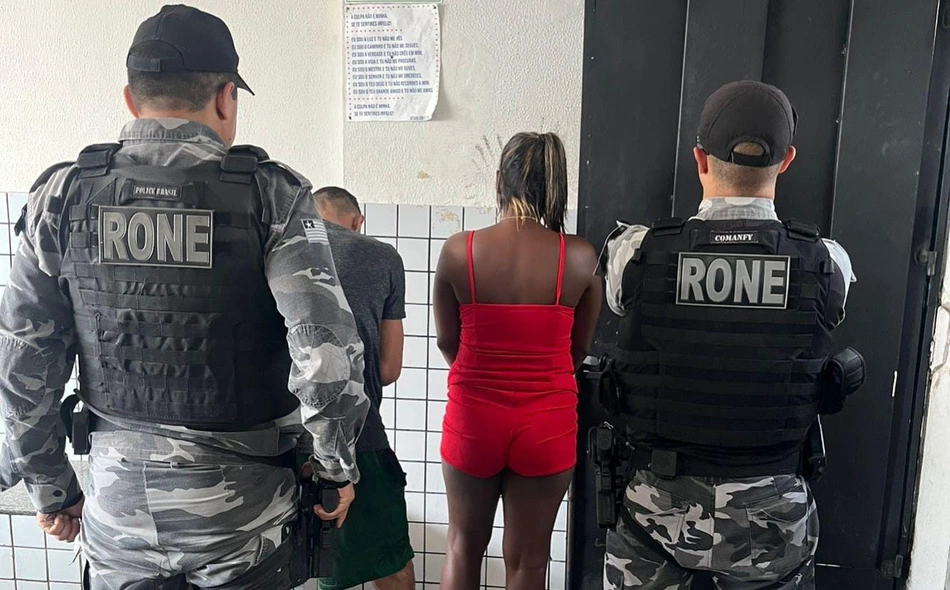 Dupla presa por tráfico de drogas e porte ilegal de arma