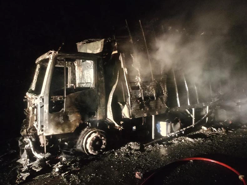 Caminhão ficou destruído