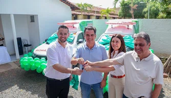 Ciro em entrega de novas ambulâncias